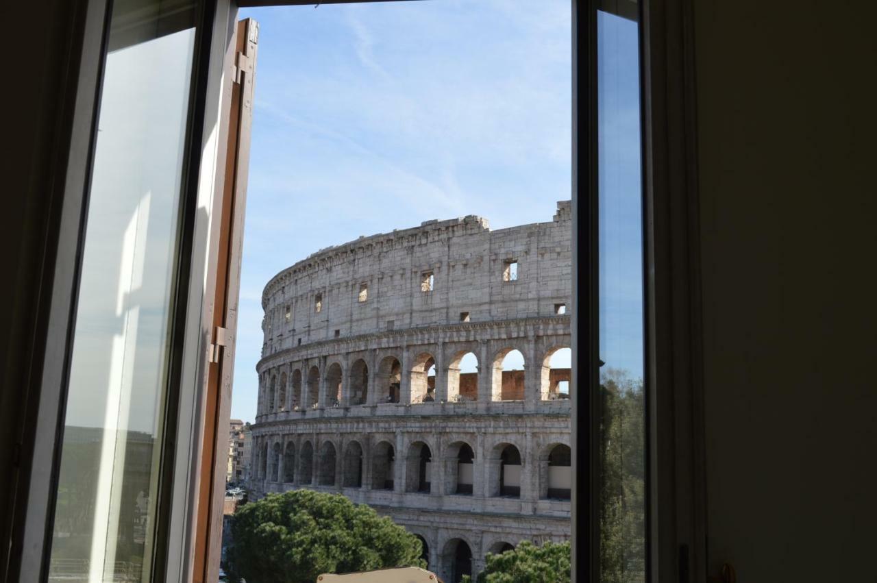 Jacuzzi In Front Of The Colosseum Ρώμη Εξωτερικό φωτογραφία