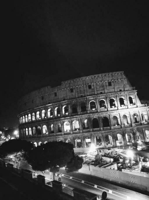 Jacuzzi In Front Of The Colosseum Ρώμη Εξωτερικό φωτογραφία