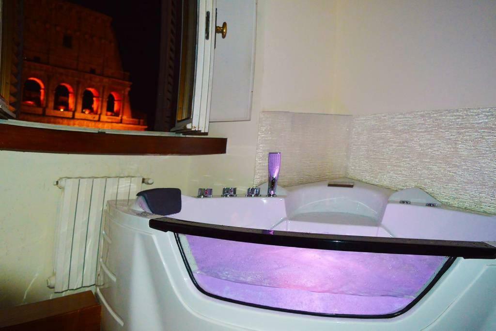 Jacuzzi In Front Of The Colosseum Ρώμη Εξωτερικό φωτογραφία