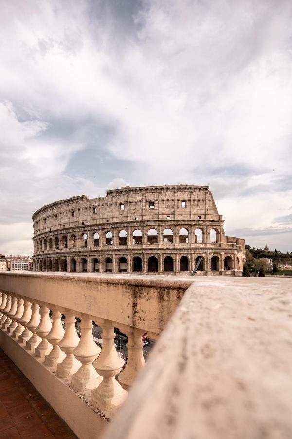 Jacuzzi In Front Of The Colosseum Ρώμη Εξωτερικό φωτογραφία